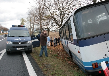 Zepchnięty autobus - fot. Policja