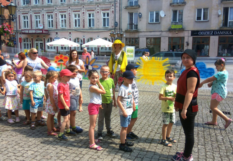 Świebodzin. Dzieci na placu ratuszowym